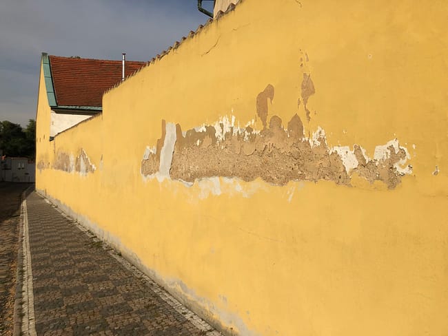 Nevyřešení vlhkosti uvnitř zdi se projeví na povrchu opadáváním omítky i po opravení omítek
